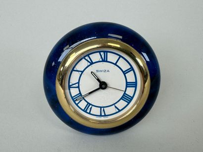SWIZA.
Petit réveil circulaire en métal bleu...