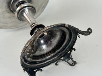 Coupe sur pied en métal argenté, l'intérieur...