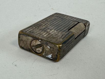 S.T. DUPONT.
Briquet en métal argenté à décor...