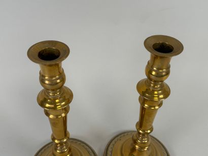 Paire de bougeoirs en bronze, la base circulaire...