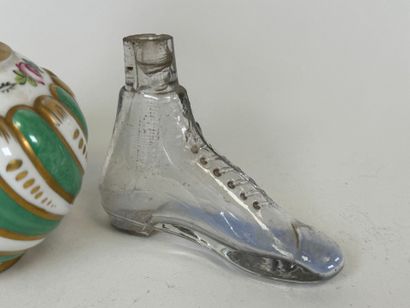 Lot comprenant :
- un flacon en porcelaine...