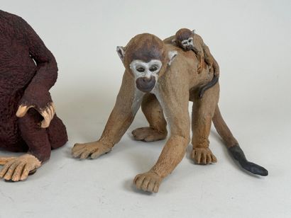 Trois sujets en céramique polychrome figurant...