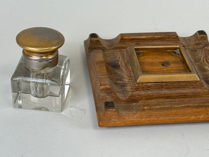 Encrier en bois, verre et laiton.
Vers 1900.
11...