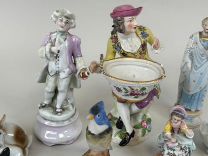 Lot comprenant divers sujets en porcelaine,...
