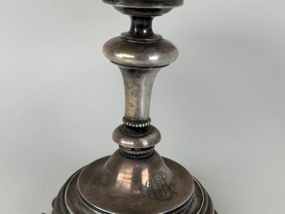 Coupe sur pied en métal argenté, l'intérieur...