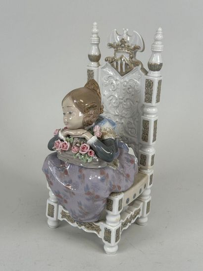 LLADRO.
Femme assise.
Sujet en porcelaine...