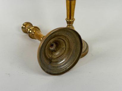 Paire de bougeoirs en bronze, la base circulaire...
