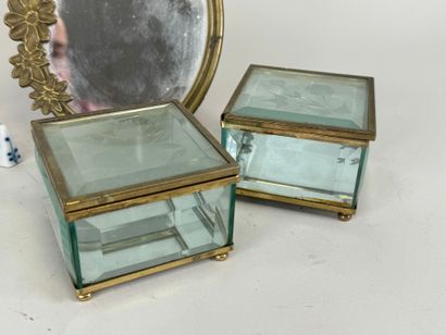Lot comprenant :
- deux boîtes à bijoux en...