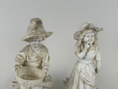 Couple d'enfants en biscuit, le socle en...