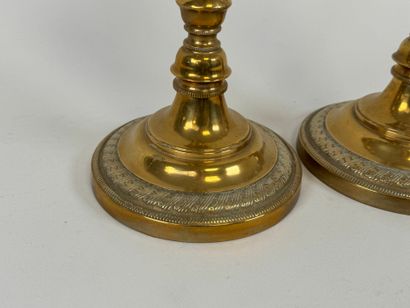 Paire de bougeoirs en bronze, la base circulaire...