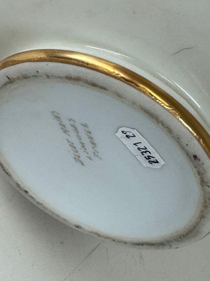 POUJOL, Limoges, XXe.
Vase boule en porcelaine...