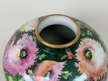 POUJOL, Limoges, XXe.
Vase boule en porcelaine...