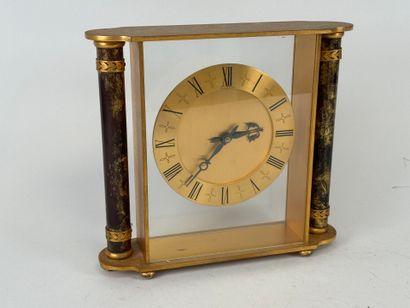 Pendule de bureau en métal doré et verre...