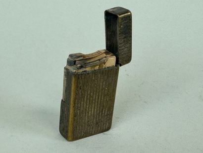 S.T. DUPONT.
Briquet en métal argenté à décor...