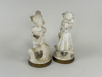 Couple d'enfants en biscuit, le socle en...
