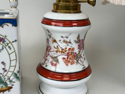 Lot comprenant :
- lampe à pétrole en porcelaine...