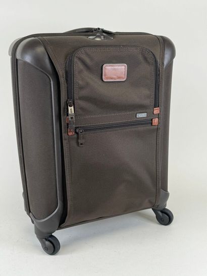 TUMI.
Valise roulante cabine en toile marron.
53...