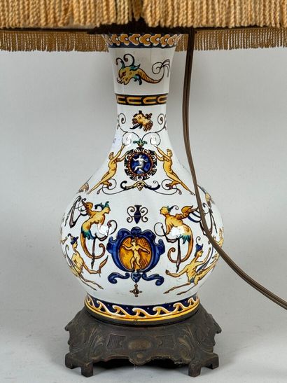 GIEN.
Lampe à pétrole en faïence polychrome...