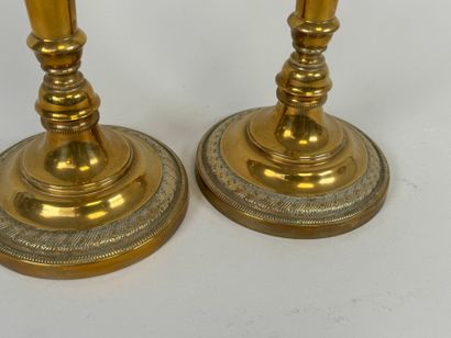 Paire de bougeoirs en bronze, la base circulaire...