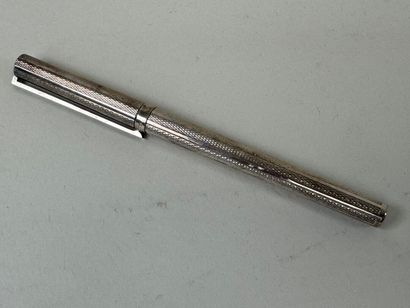 S.T. DUPONT.
Stylo plume en métal argenté...