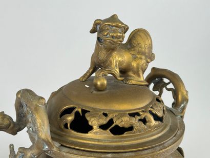 ASIE, XXe.
Important brûle-parfum en bronze...