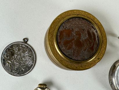 Lot comprenant :
- deux montres de gousset.
-...