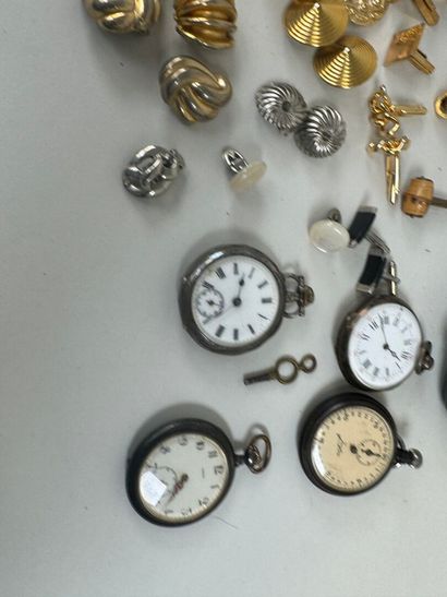Lot de bijoux fantaisie dont montres dont...