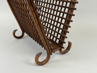 Porte-revues en osier et bois courbé.
55...