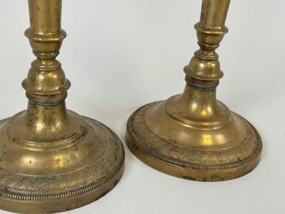 Paire de flambeaux en bronze doré, la base...