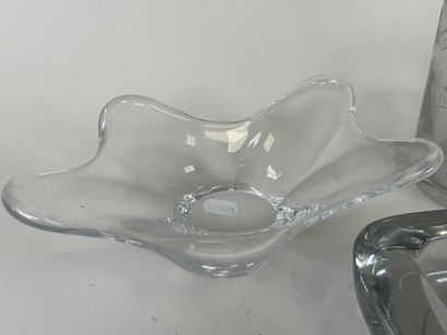 Lot comprenant :
- DAUM. Vide-poche en cristal...