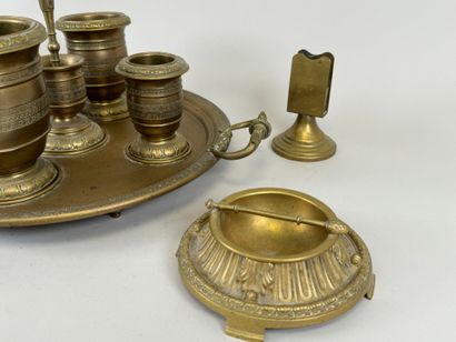 Nécessaire de fumeur comprenant cinq éléments...