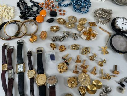 Lot de bijoux fantaisie dont montres dont...