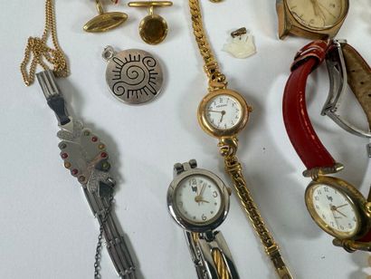 Lot de bijoux fantaisies dont montres, bracelet,...