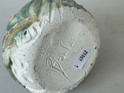 Lot comprenant :
- un petit vase à anse en...