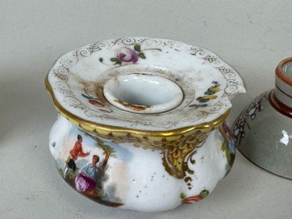 MEISSEN.
Deux encriers en porcelaine polychrome...