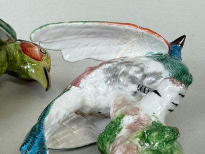 MEISSEN.
Trois sujets en porcelaine polychrome...