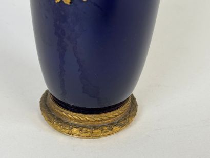 Vase en céramique sur fond bleu, la monture...