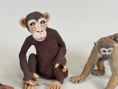 Trois sujets en céramique polychrome figurant...