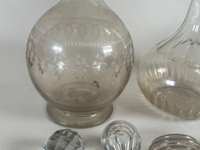 Deux carafes en cristal et verre dont une...