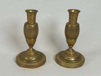 Paire de flambeaux en bronze, la base circulaire...