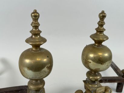 Paire de chenets en laiton et fonte à décor...