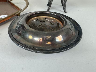 Lot comprenant :
- un samovar en cuivre et...