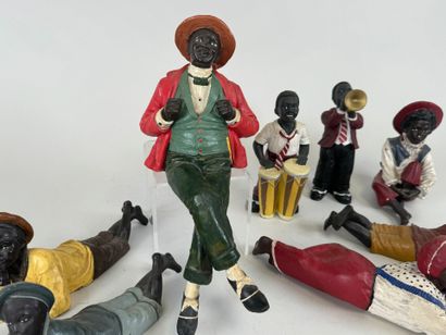 Ensemble de huit sujets en résine figurant...