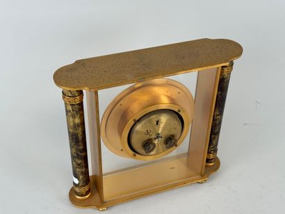 Pendule de bureau en métal doré et verre...