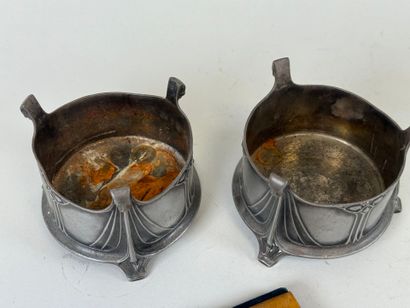 Lot comprenant :
- deux dessous de bouteille...