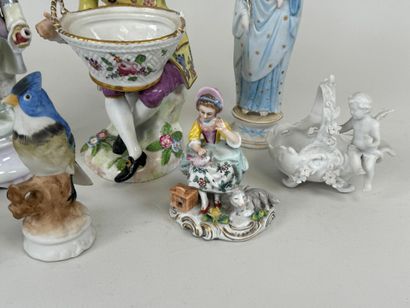 Lot comprenant divers sujets en porcelaine,...