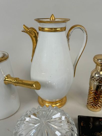 Lot comprenant une verseuse en porcelaine...