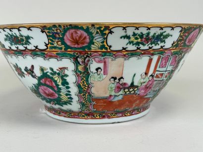 ASIE, XXe.
Grande coupe ou jatte en porcelaine...