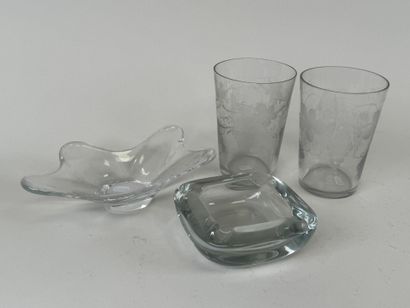 Lot comprenant :
- DAUM. Vide-poche en cristal...