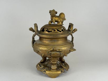 ASIE, XXe.
Important brûle-parfum en bronze...